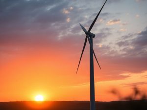 Turbine eoliană modernă pe câmp iluminat de soare.